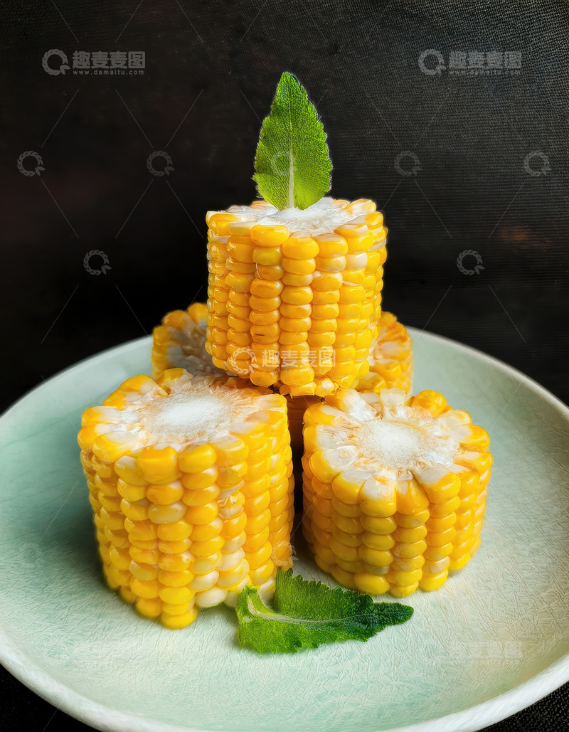高清大图下载【趣麦麦图】深色背景盘中堆叠的切段玉米