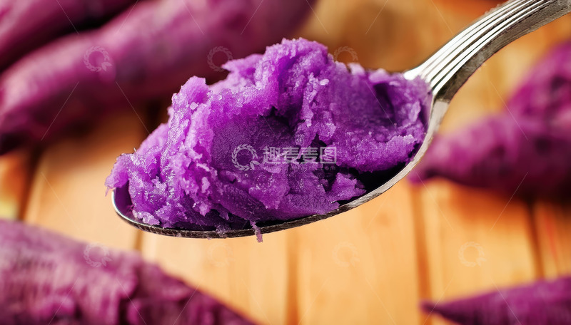 高清大图下载【趣麦麦图】银勺盛紫薯泥与背景紫薯