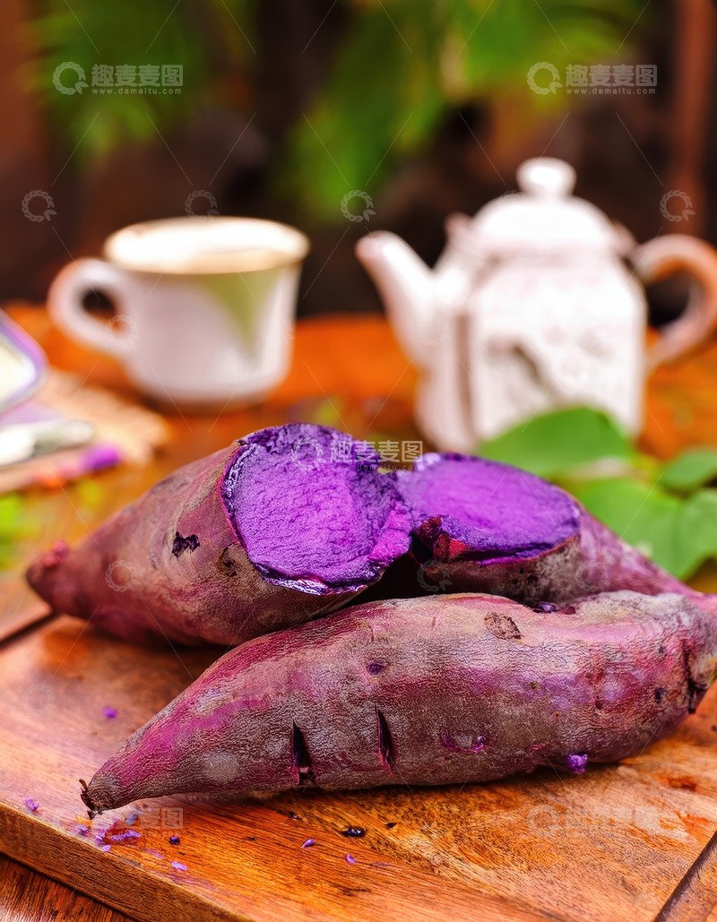 高清大图下载【趣麦麦图】木砧板上掰开的紫薯与茶具