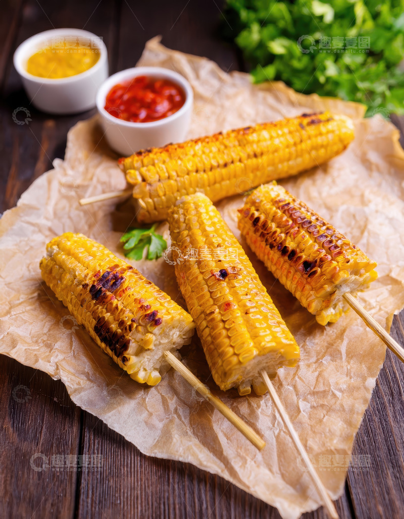 高清大图下载【趣麦麦图】木桌烤玉米配蘸酱与香菜