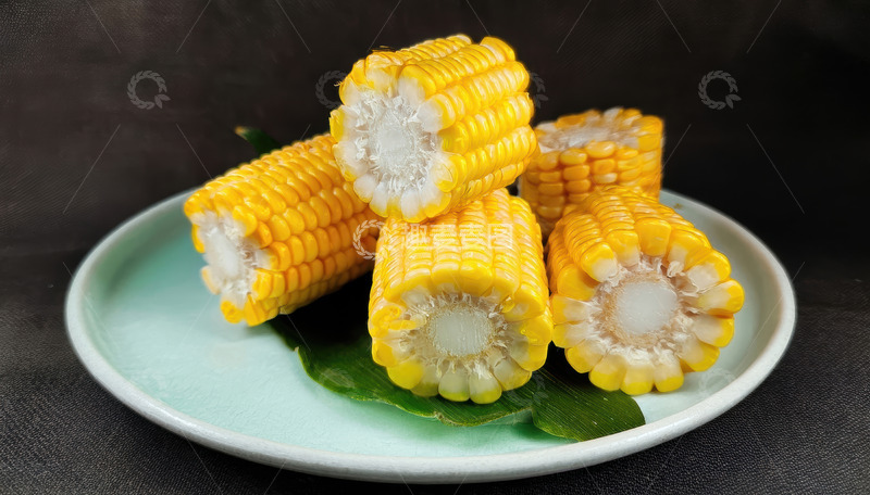 高清大图下载【趣麦麦图】盘中堆叠的美味熟玉米
