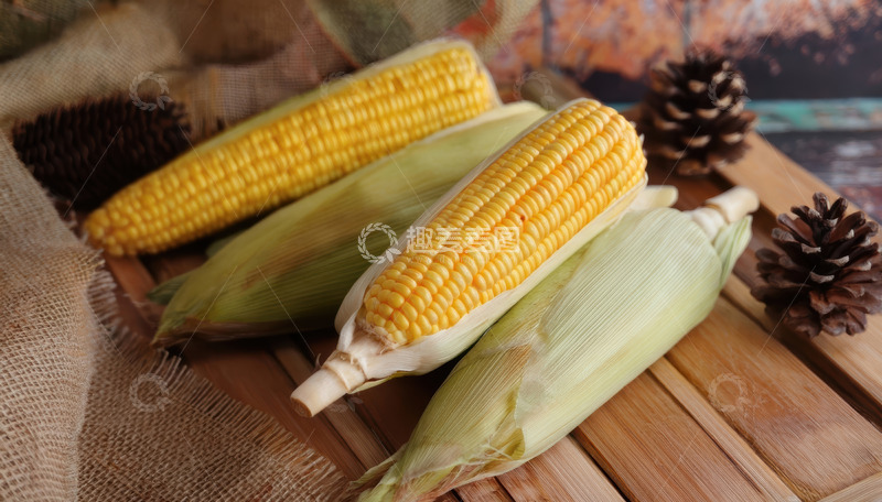 高清大图下载【趣麦麦图】木盘上摆放的新鲜玉米