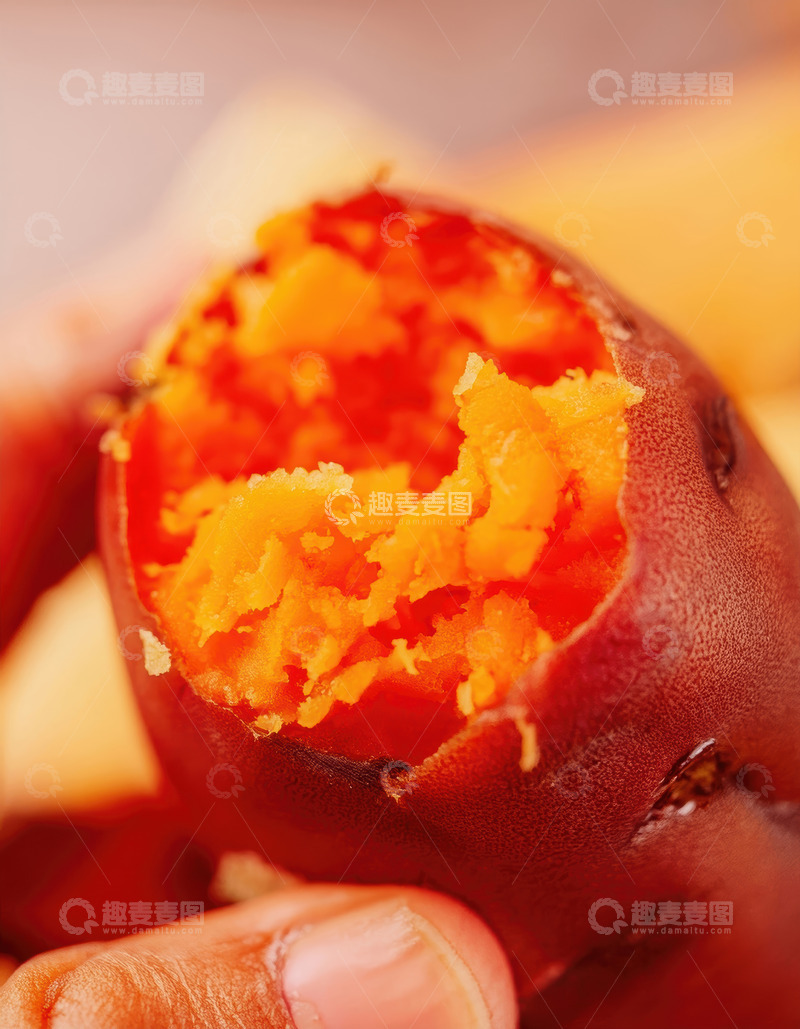 高清大图下载【趣麦麦图】手中掰开的熟红薯露出内瓤