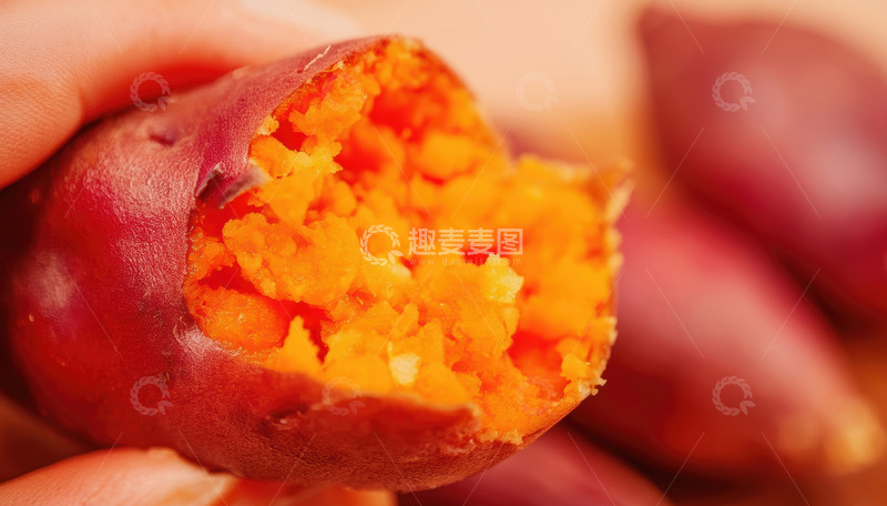 高清大图下载【趣麦麦图】手中掰开露出内瓤的红薯薯类纤维营养