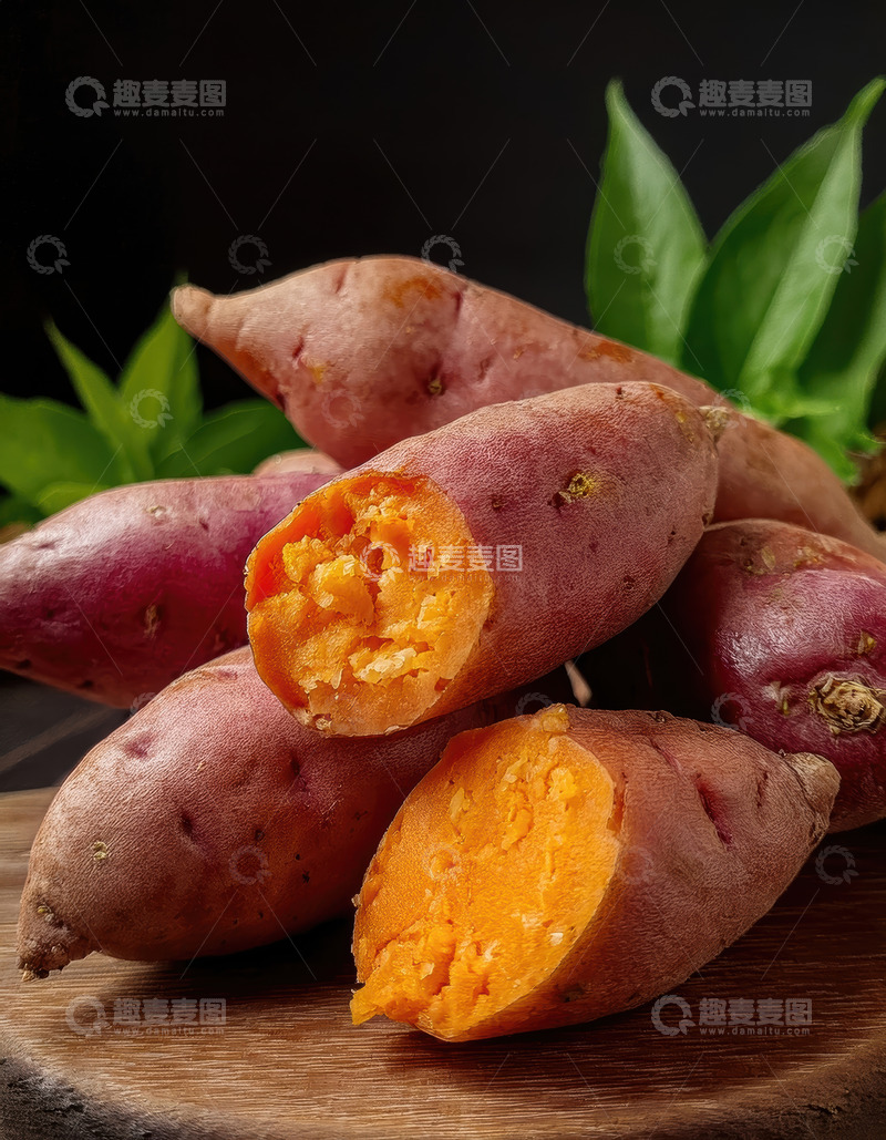 高清大图下载【趣麦麦图】木盘上带绿叶的红薯及切面