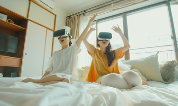 戴着VR眼镜的人物