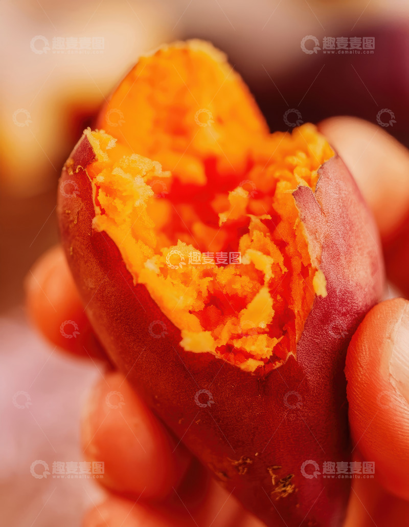 高清大图下载【趣麦麦图】手中掰开露出内瓤的熟红薯