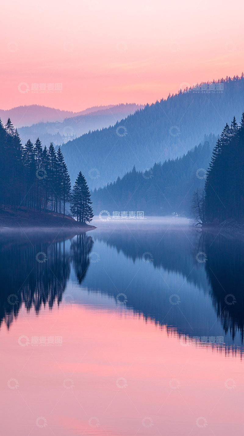 高清大图下载【趣麦麦图】宁静湖面倒影山峦日出