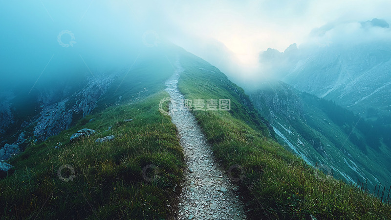 高清大图下载【趣麦麦图】雾气缭绕的山间小路