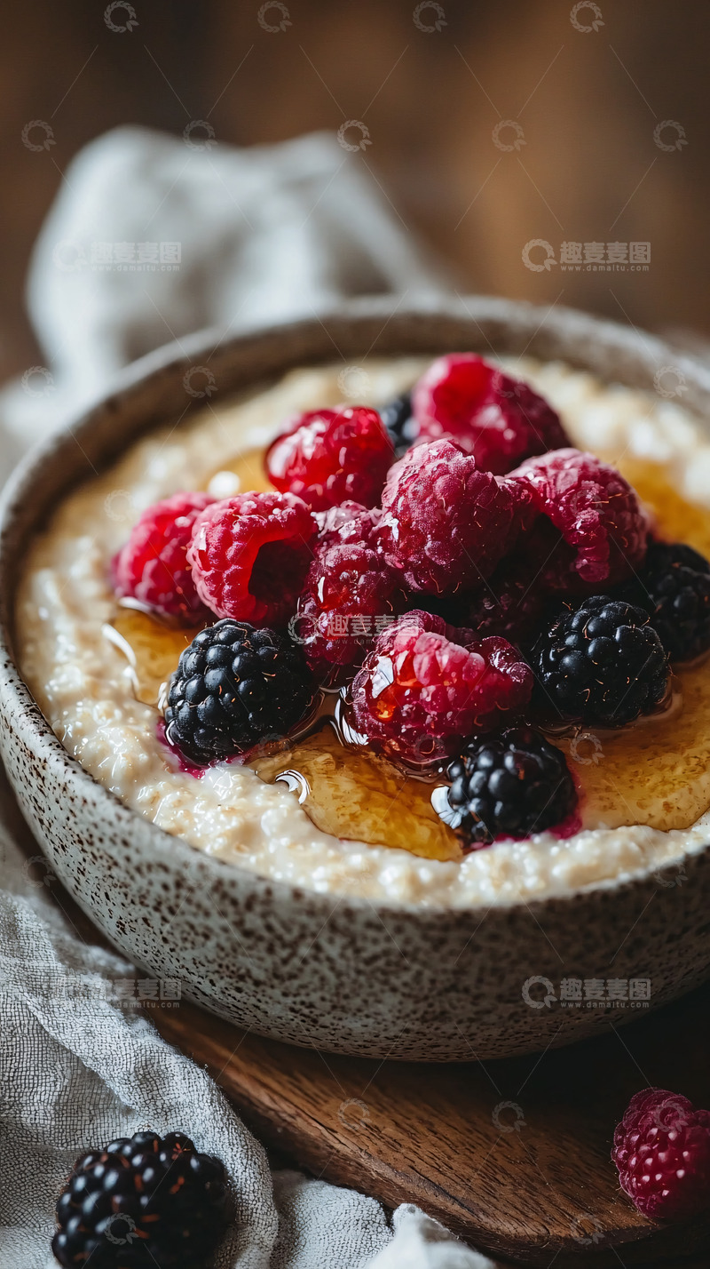 高清大图下载【趣麦麦图】燕麦粥配覆盆子黑莓