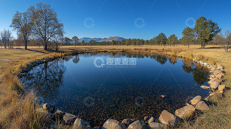 高清大图下载【趣麦麦图】秋日晴空下宁静的池塘