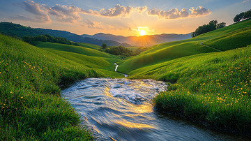 夕阳下的绿色山谷溪流