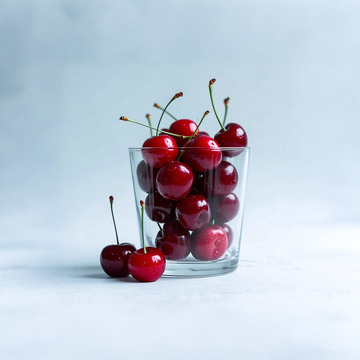 白色玻璃杯里的樱桃