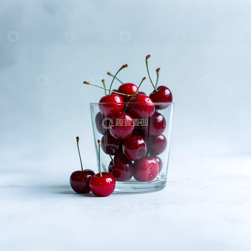 白色玻璃杯里的樱桃