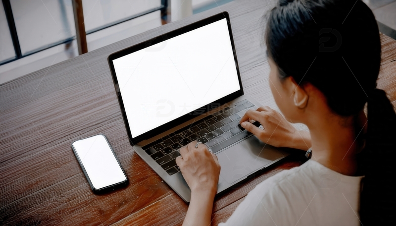 高清大图下载【趣麦麦图】女士在木桌前使用电脑与手机