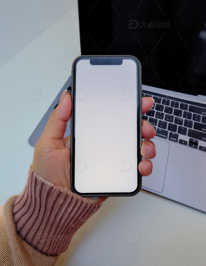 高清大图下载【趣麦麦图】手举白屏手机，旁有电脑绿植眼镜
