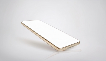 金色边框倾斜的空白屏幕手机