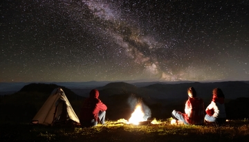 星空下篝火旁露营的惬意时光