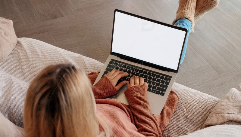 高清大图下载【趣麦麦图】女子于沙发上使用空白屏笔记本电脑