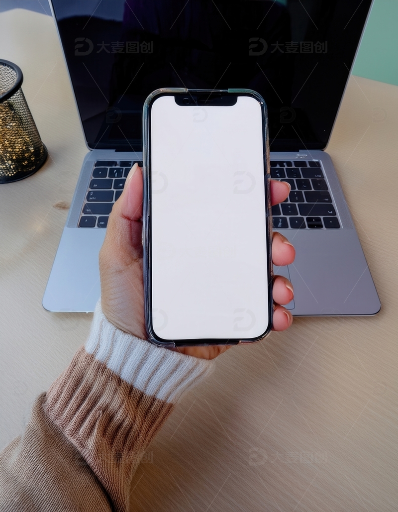 高清大图下载【趣麦麦图】手举空白屏手机，身后是笔记本电脑