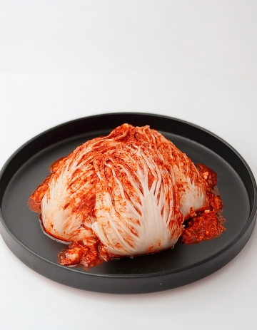 黑盘里的美味韩式辣白菜