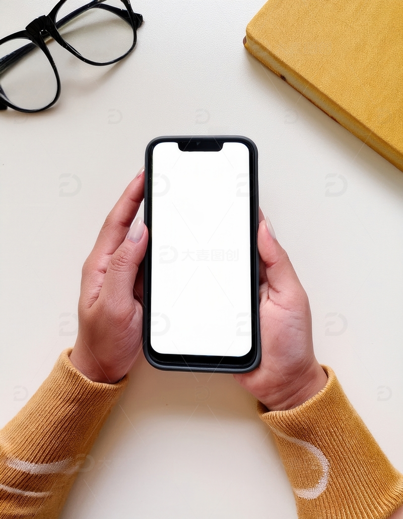 高清大图下载【趣麦麦图】双手捧持白屏手机，旁有眼镜本子