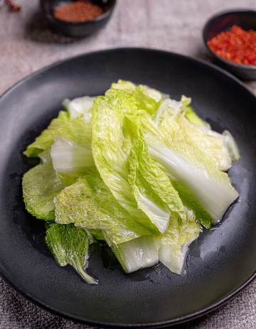 黑盘装的清炒鲜嫩大白菜