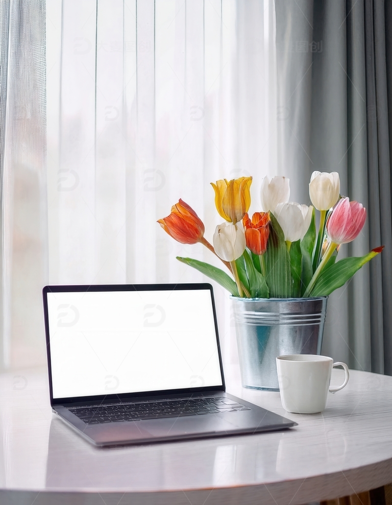 高清大图下载【趣麦麦图】桌置笔记本电脑，旁有花束与咖啡杯