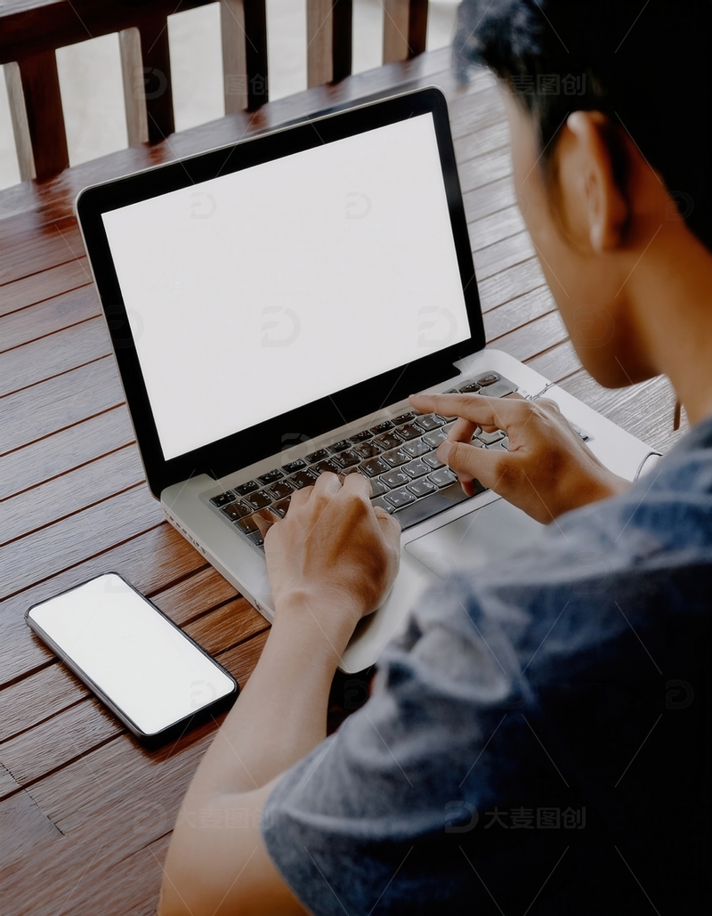 高清大图下载【趣麦麦图】男子桌前操作电脑，旁有空白手机