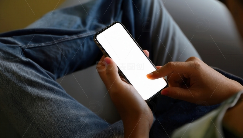 高清大图下载【趣麦麦图】人手持操作白色屏幕的智能手机