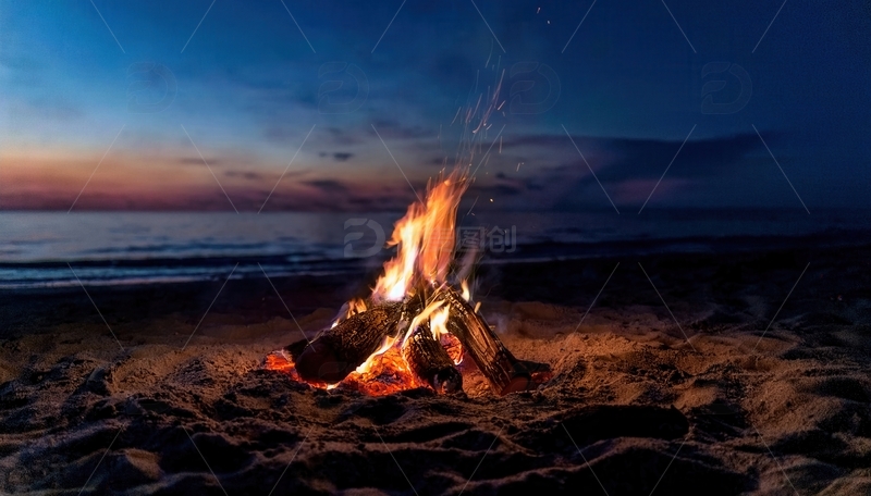 高清大图下载【趣麦麦图】夜幕下海滩上熊熊燃烧的篝火