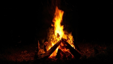 黑暗中熊熊燃烧的炽热篝火