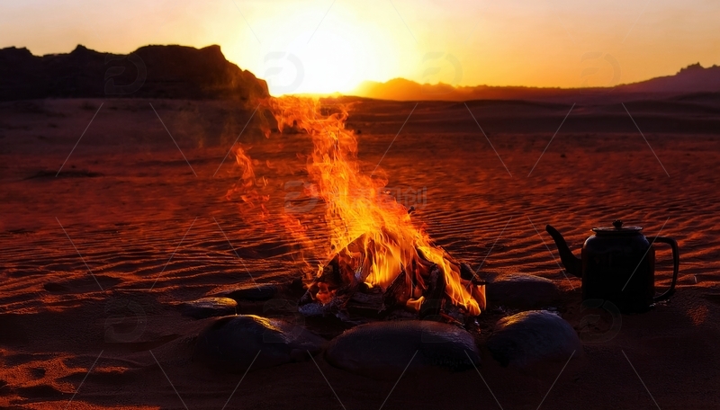高清大图下载【趣麦麦图】沙漠中夕阳下燃烧的温暖篝火