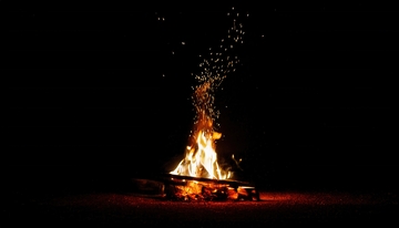 暗夜中绽放火花的熊熊篝火