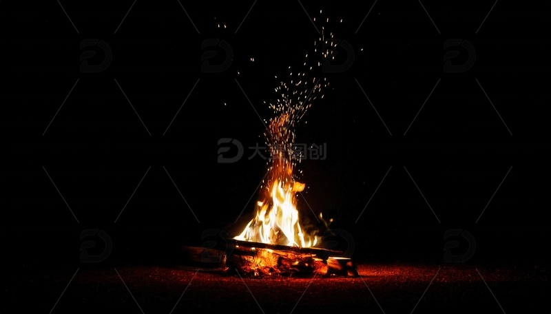 高清大图下载【趣麦麦图】暗夜中绽放火花的熊熊篝火