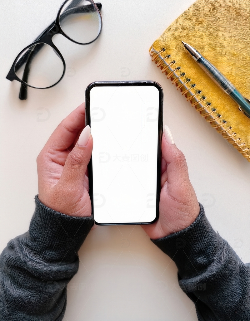 高清大图下载【趣麦麦图】双手持白屏手机，周边有文具眼镜