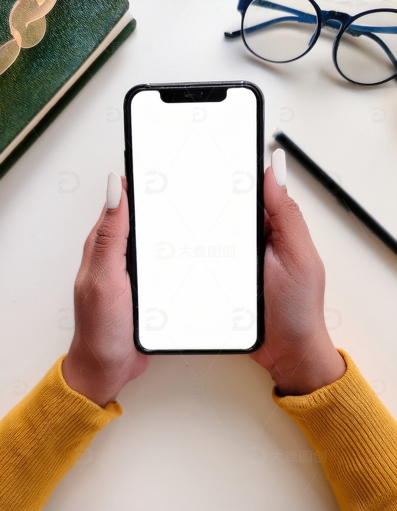 高清大图下载【趣麦麦图】双手持白屏手机，旁有眼镜和书籍