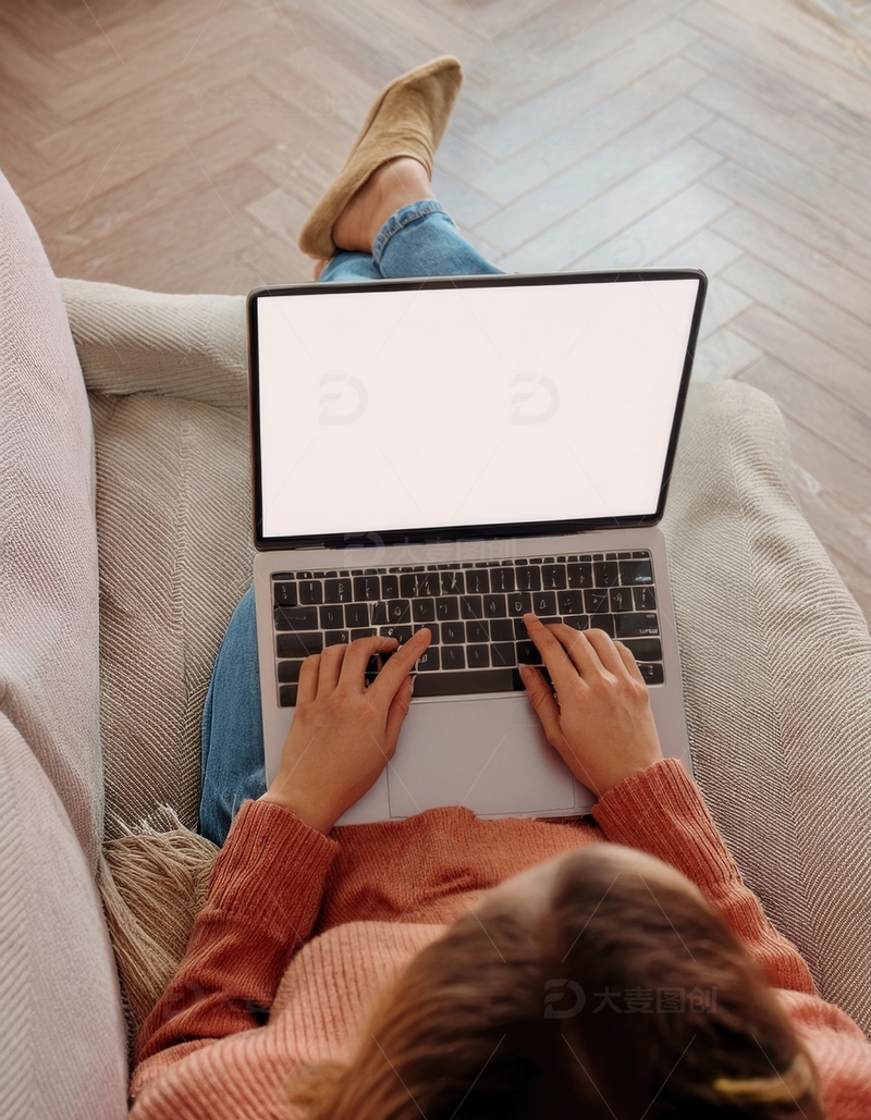 高清大图下载【趣麦麦图】人坐沙发上操作空白屏笔记本电脑