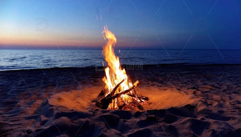 高清大图下载【趣麦麦图】沙滩上暮色中燃烧的明亮篝火