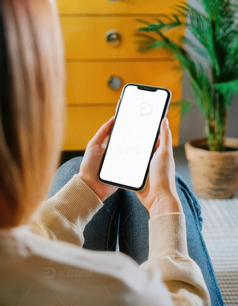 高清大图下载【趣麦麦图】人坐着手持空白屏幕的智能手机