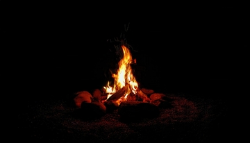 黑暗中熊熊燃烧的孤独篝火