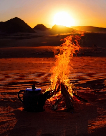 沙漠夕阳下篝火旁的静谧时光