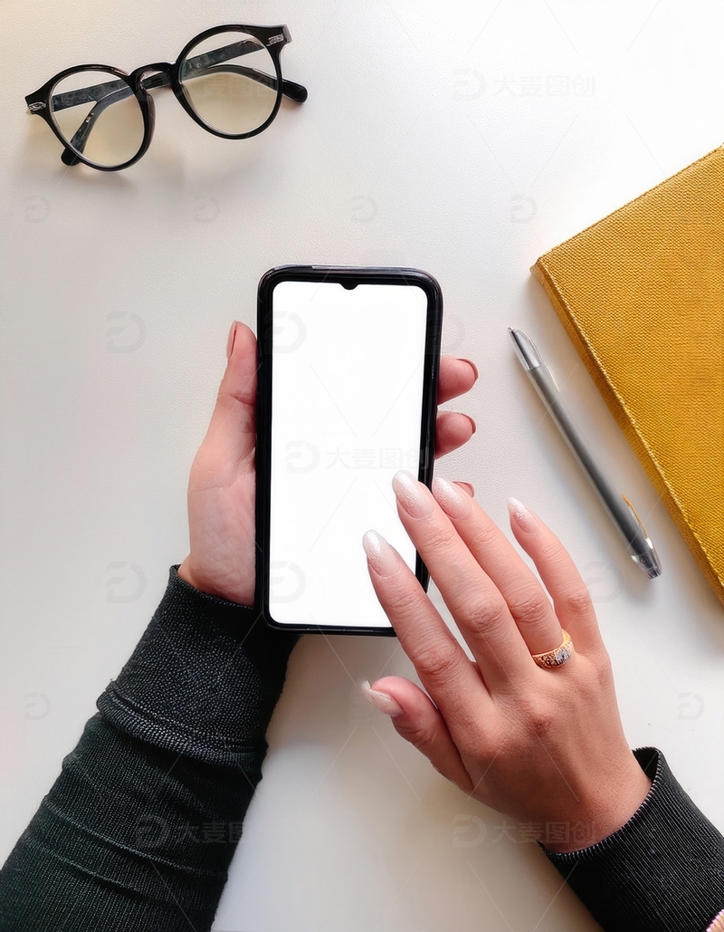 高清大图下载【趣麦麦图】双手操作白屏手机，旁有文具眼镜