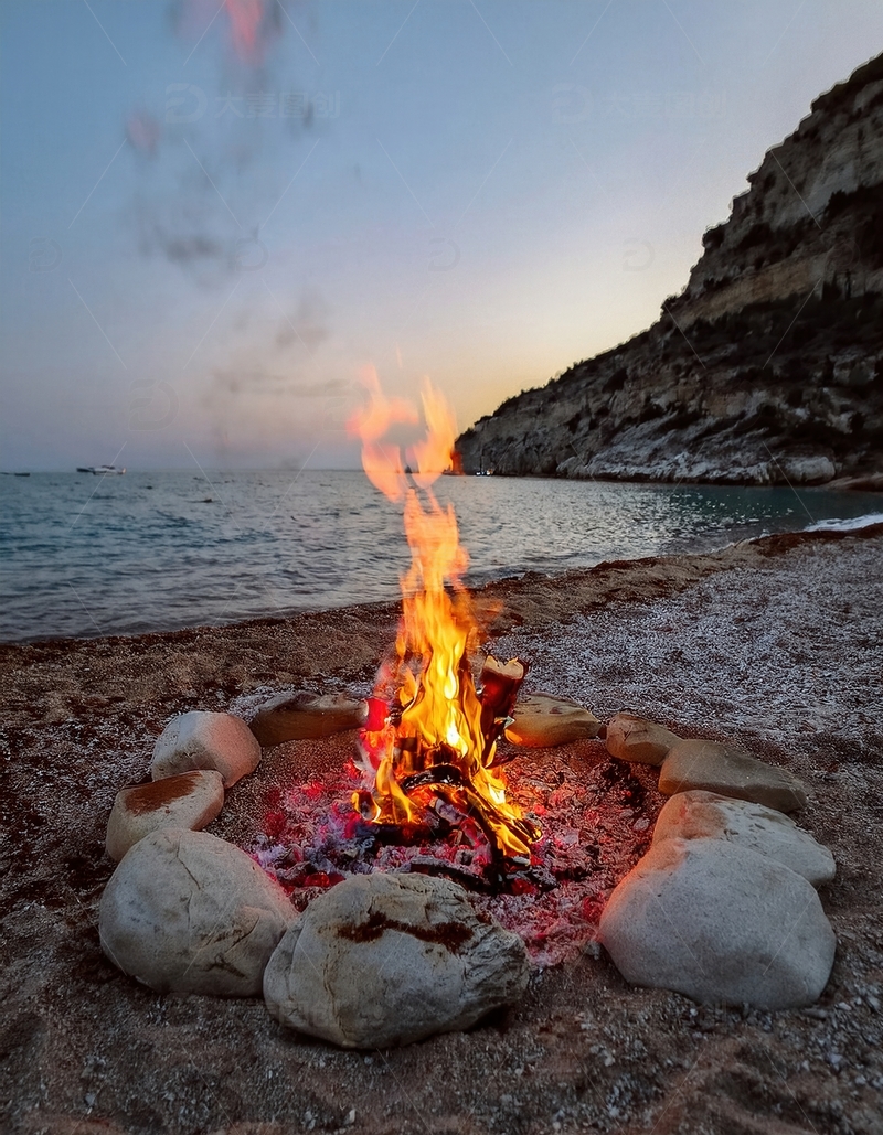 高清大图下载【趣麦麦图】海边暮色中围石燃烧的篝火