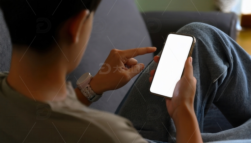 高清大图下载【趣麦麦图】男子坐卧间操作白色屏幕的手机