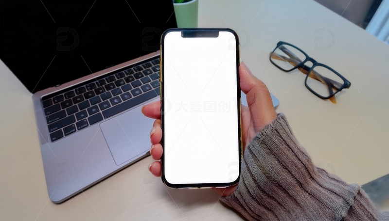高清大图下载【趣麦麦图】手持白屏手机，旁置电脑与眼镜