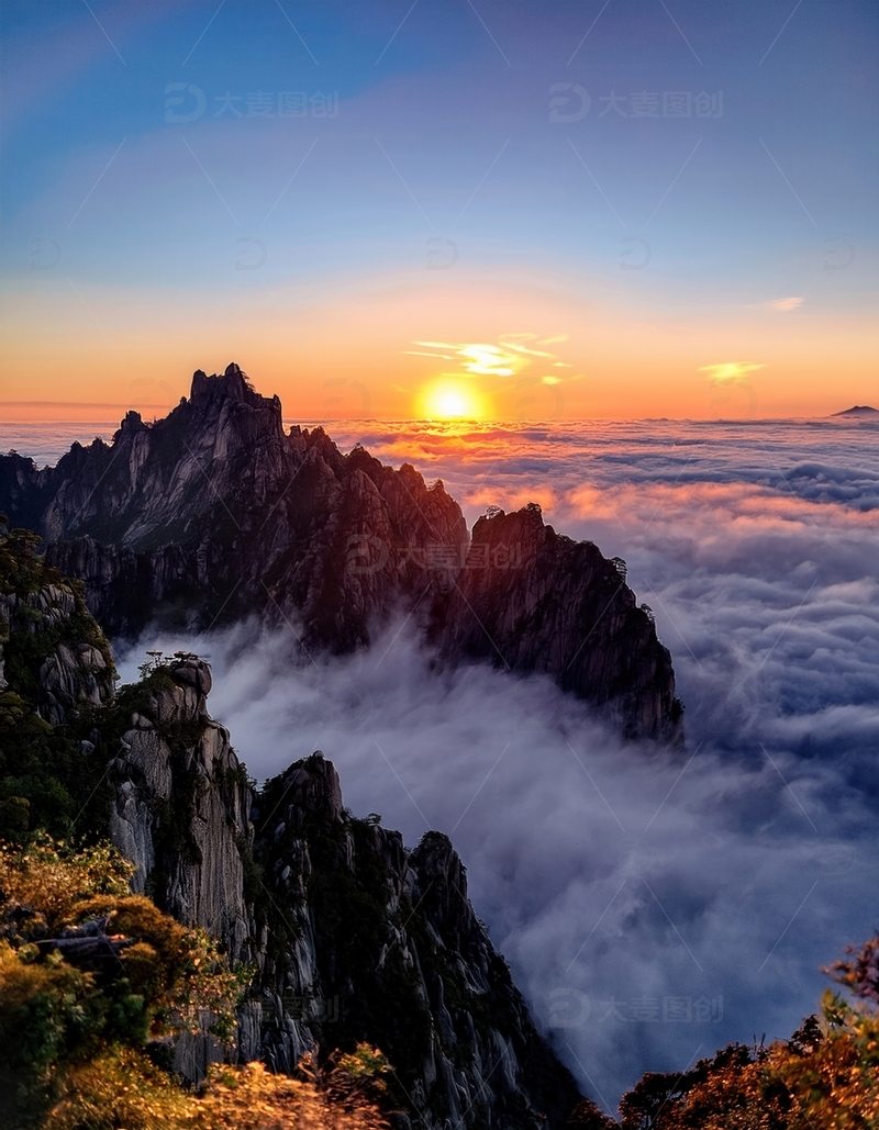 高清大图下载【趣麦麦图】日出云海间黄山的绚烂峰峦