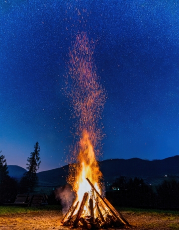 星空下篝火喷溅着绚烂火花