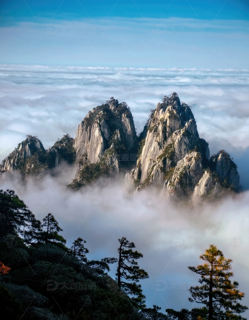 高清大图下载【趣麦麦图】蓝天云海间黄山的秀丽峰群
