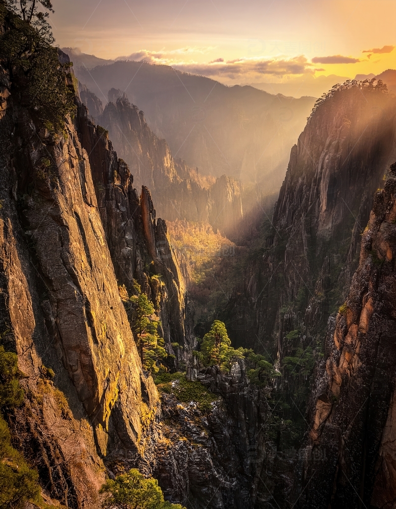 高清大图下载【趣麦麦图】霞光中的黄山幽深峡谷与陡壁